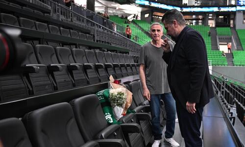 Ο Χρήστος Μπαφές κατέθεσε ανθοδέσμη στη θέση του Παύλου Γιαννακόπουλου στο ΟΑΚΑ (vid) thumb