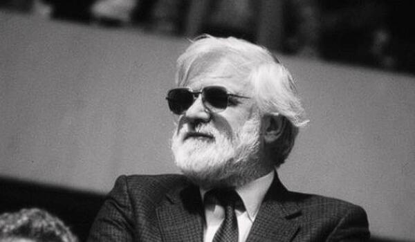Θρήνος στην Αγγλία: «Έφυγε» από την ζωή ο πρόεδρος της Τσέλσι που την έσωσε! image