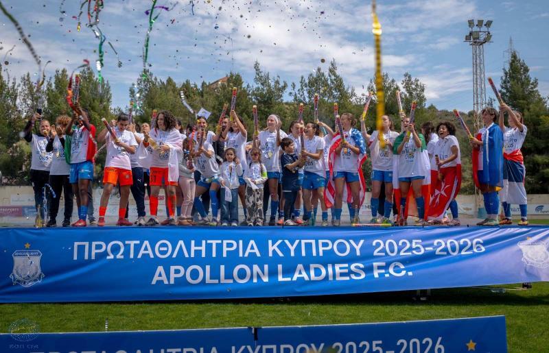 Απονομή τίτλου στην πρωταθλήτρια ομάδα Apollon Ladies thumb
