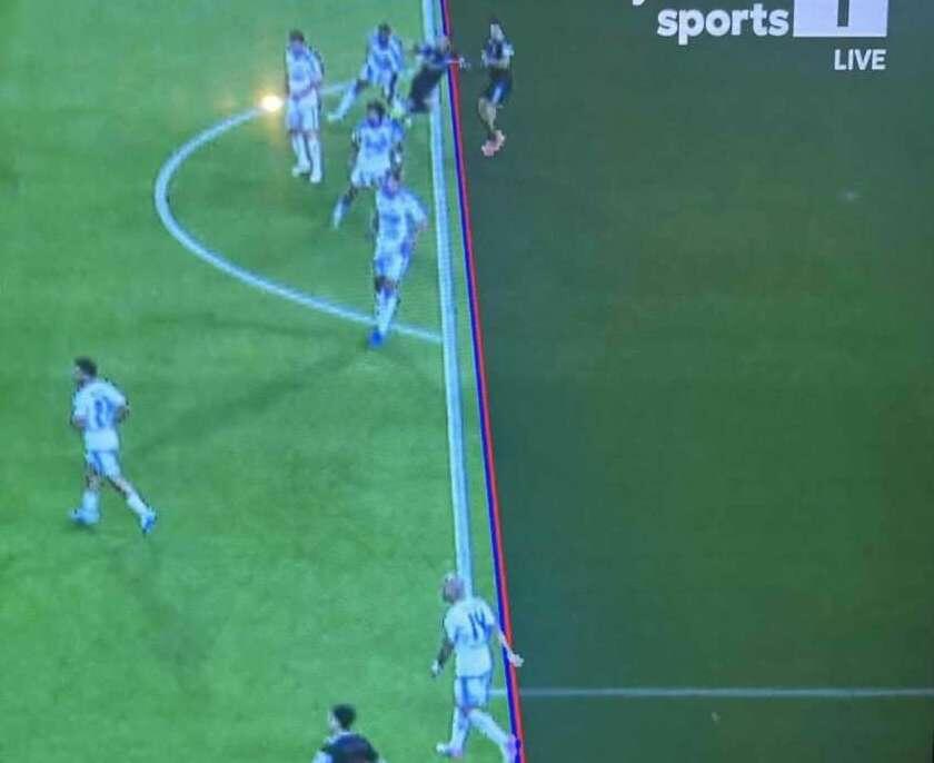 «Τότε σημαίνει ότι όλες οι γραμμές του γηπέδου είναι ζαβές, σωστά;» thumb