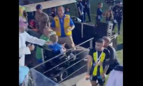 Βίντεο: Οπαδός μαστίγωσε παίκτη της Αλ Ιτιχάντ μετά το Σούπερ Καπ thumb