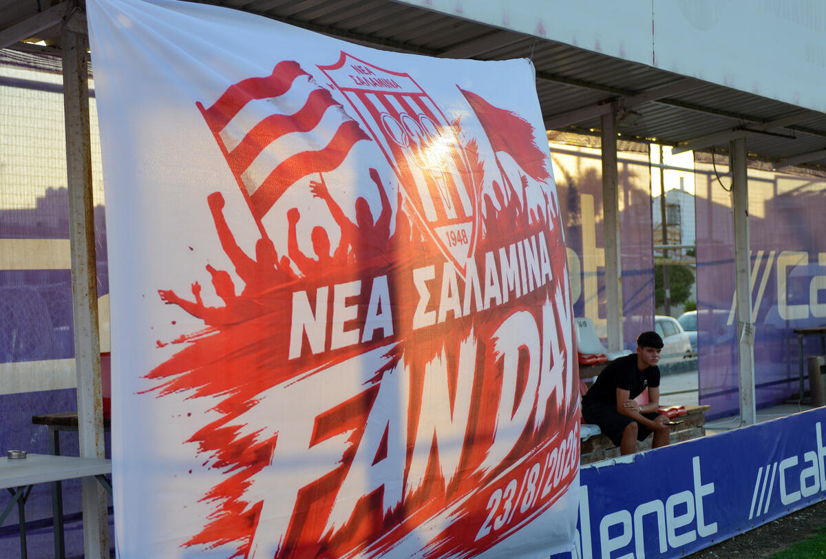 Μπούκαραν σε εκδήλωση της Νέας Σαλαμίνας με ρόπαλα και έστειλαν τρεις στο νοσοκομείο thumb