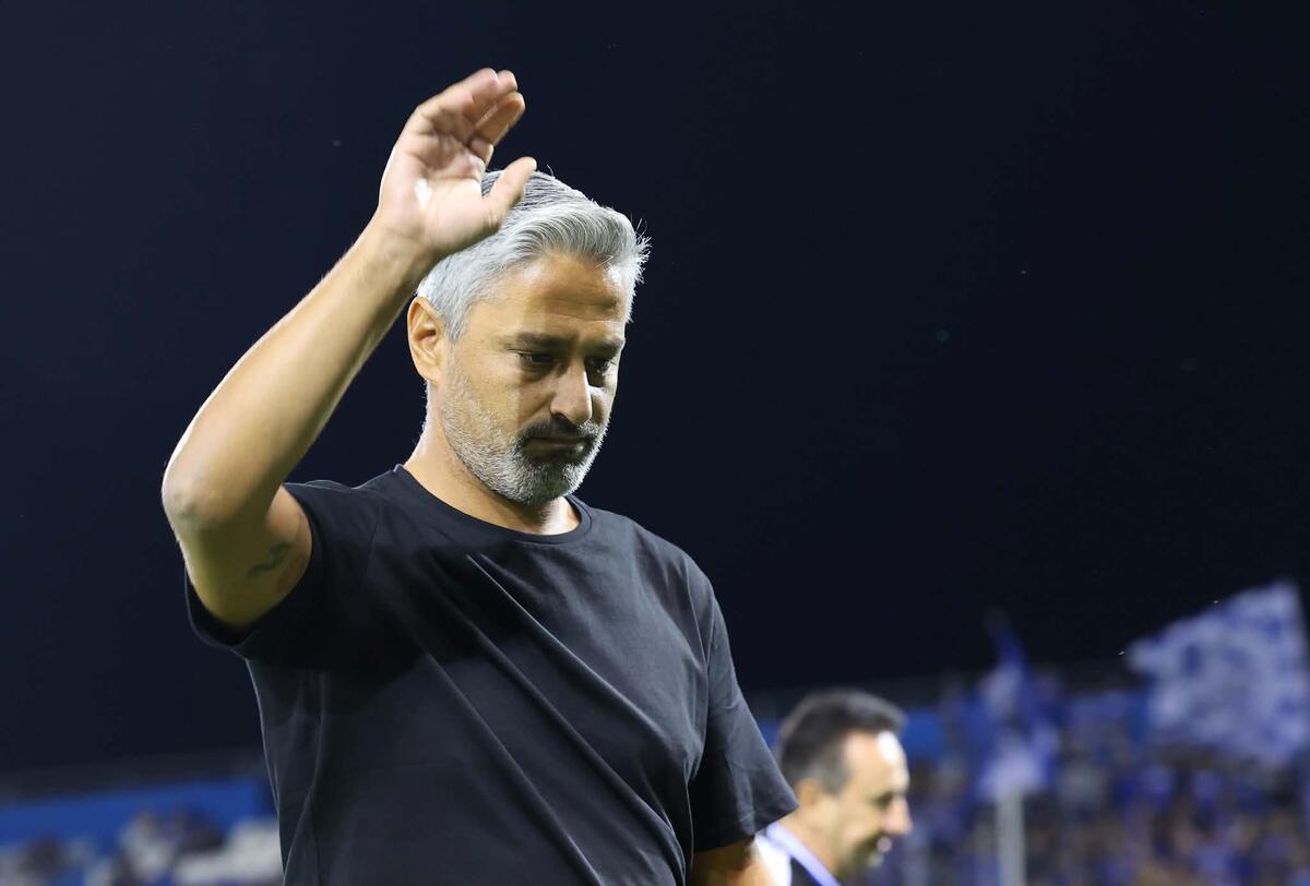 Φώτο ST: Χειροκροτήθηκε από τους Ανορθωσιάτες στην επιστροφή του ο (κόουτς) Ιντζάκι thumb