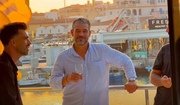 Δεξιώθηκε εν πλω την ομάδα ο πρόεδρος! (vid) image