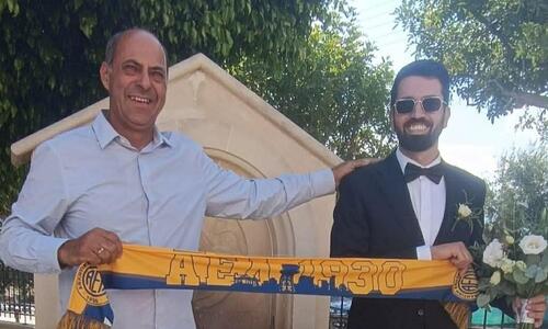 Γάμος για τον αρχηγό με κασκόλ της ΑΕΛ! thumb