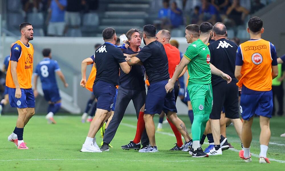 «Πιάστηκαν» στα χέρια! (pics) thumb