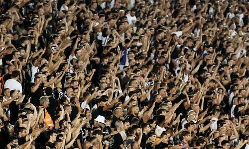 ΒΙΝΤΕΟ: Οπαδός της Παρτιζάν κυνηγούσε 20 του Ερυθρού Αστέρα κρατώντας δύο μαχαίρια thumb