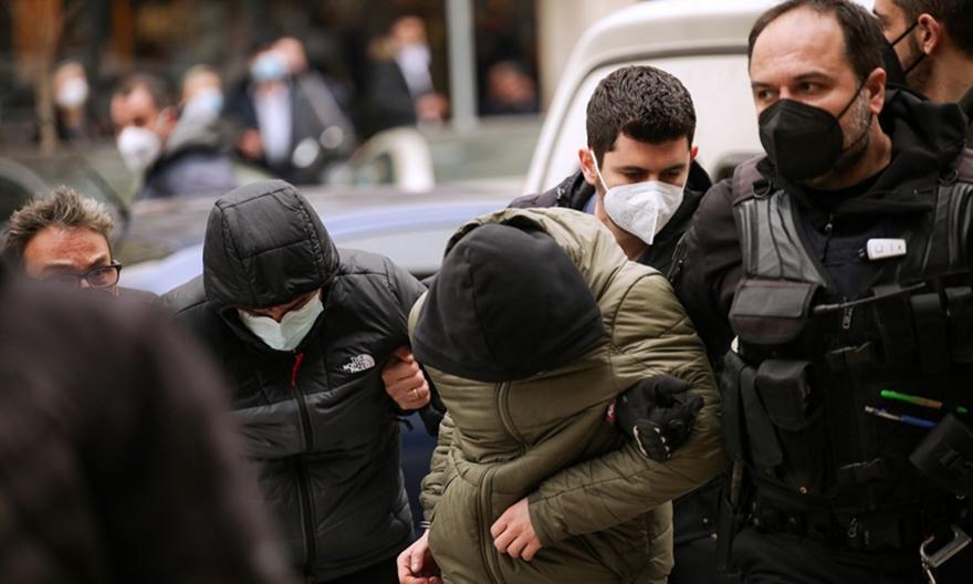 Προθεσμία για τους συλληφθέντες για τη δολοφονία του Άλκη - αποχώρησαν εν μέσω ύβρεων thumb
