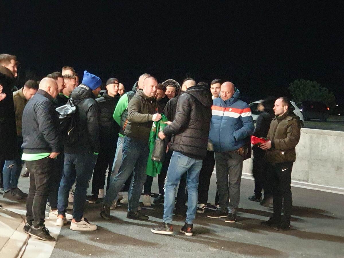 Φώτος ST: Ωραίο σκηνικό με Γκιούρτσο έξω από την Αρένα! thumb