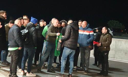 Φώτος ST: Ωραίο σκηνικό με Γκιούρτσο έξω από την Αρένα! thumb