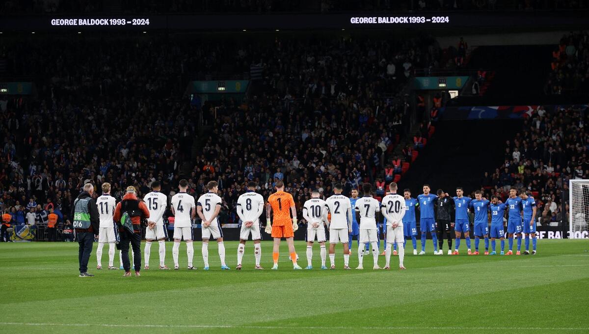 Ενός λεπτού σιγή για τον Τζορτζ Μπάλντοκ πριν τη σέντρα του Αγγλία-Ελλάδα thumb
