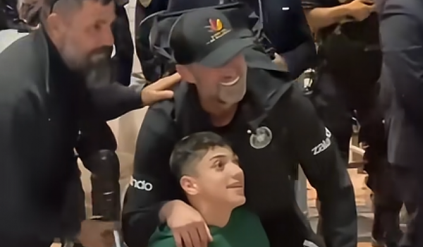 Υπέροχος Κλοπ: Φωτογραφήθηκε με τον Γιάννη Παπαστεφανάκη (vid)thumb