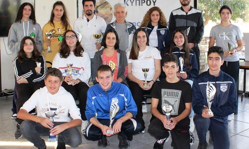 Ένας έφηβος και μια νεάνιδα  νικητές στο αεροβόλο πιστόλι thumb