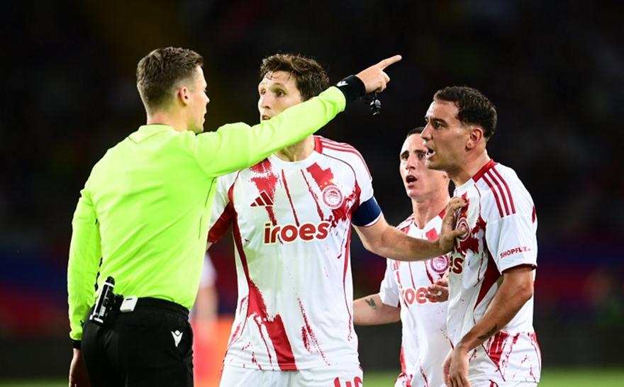 Σιωπηρή τιμωρία της UEFA στον διαιτητή του Μπαρτσελόνα-Ολυμπιακός thumb