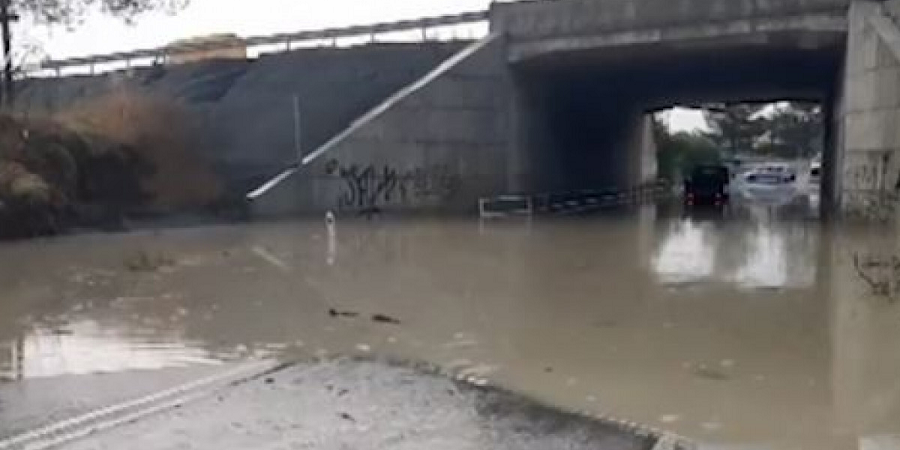Πλημμύρισε υπόγεια γέφυρα λόγω των έντονων βροχοπτώσεων thumb