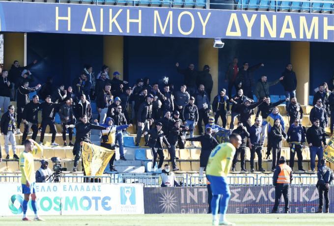 «Παγωμάρα» στο Αγρίνιο με φίλαθλο να λιποθυμά στις εξέδρες (vid) thumb