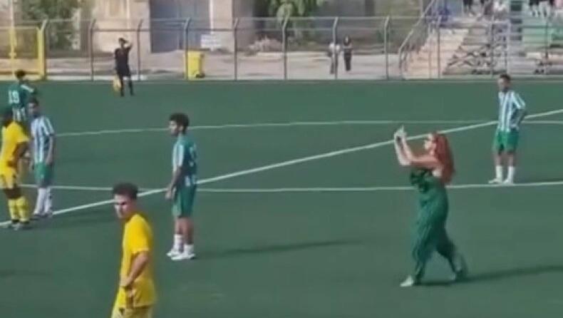 Γυναίκα αντιπρόεδρος εισέβαλε στο γήπεδο κι έδειξε το μεσαίο δάχτυλο στον διαιτητή (vid) thumb