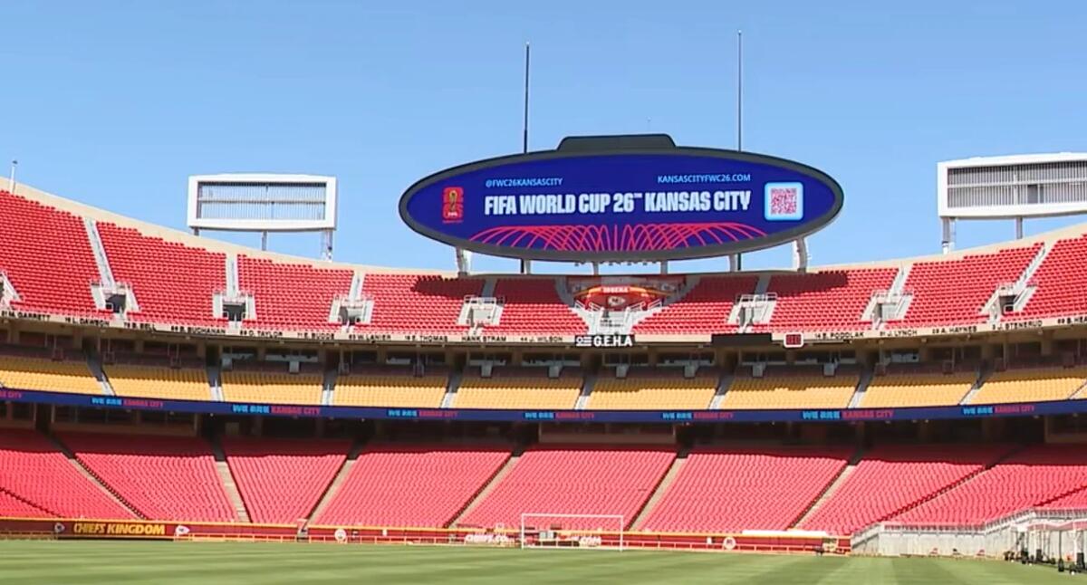 Το γήπεδο του NFL που περιμένει τον Μέσι: Το Άροουχεντ μεταμορφώθηκε για το Μουντιάλ (video)  thumb