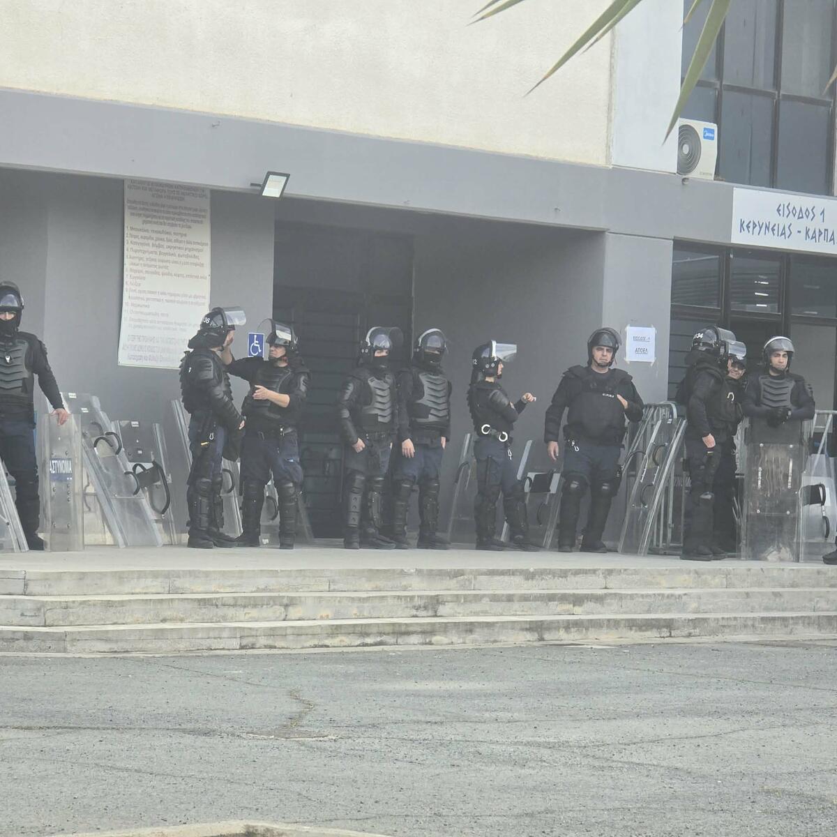 Έντονη η παρουσία της αστυνομίας thumb