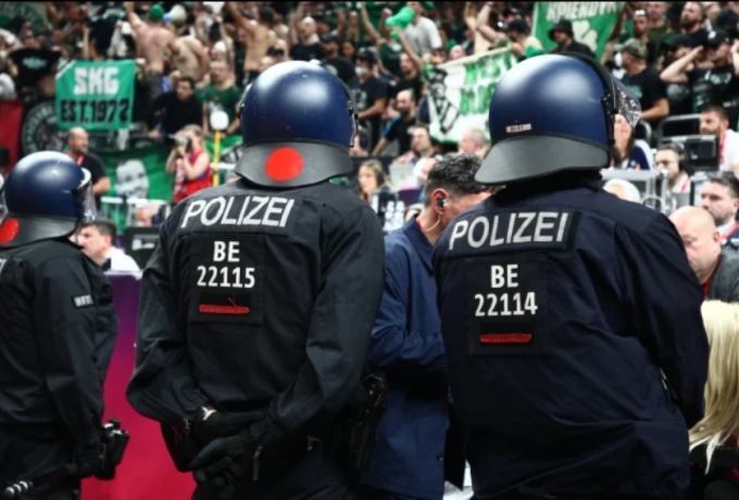 Συμπλοκές ανάμεσα σε οπαδούς του Ολυμπιακού και του Παναθηναϊκού στο Βερολίνο thumb