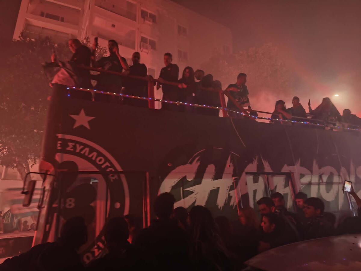 Έφτασε το λεωφορείο με τους πρωταθλητές - Γνώρισαν την αποθέωση από το λαό (ΦΩΤΟ-ΒΙΝΤΕΟ) thumb