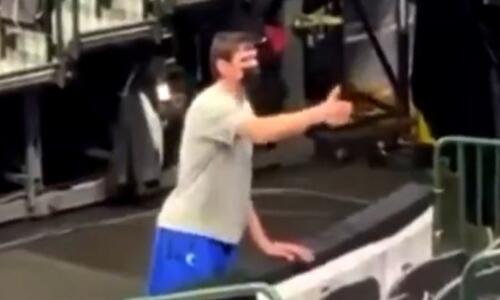 Θεούλης Μαριάνοβιτς: Χαιρέταγε το κοινό και μοίραζε αυτόγραφα στις... άδειες εξέδρες (vid) thumb