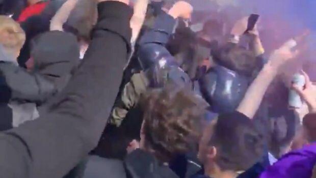 Ξύλο, ιπτάμενα μπουκάλια και τραυματισμοί για το γκολ στο 90+6' thumb