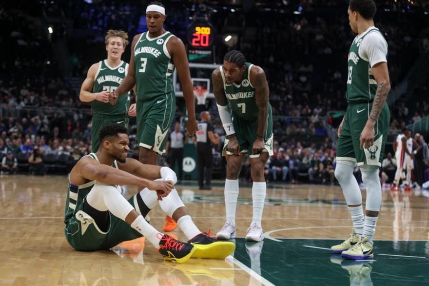 NBA: Οι Μπακς κέρδισαν τους Πίστονς παρά τον τραυματισμό του Γιάννη thumb