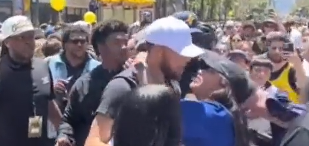 Άγνωστη επιχείρησε να φιλήσει τον Κάρι! (video) thumb