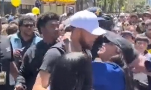 Άγνωστη επιχείρησε να φιλήσει τον Κάρι! (video) thumb