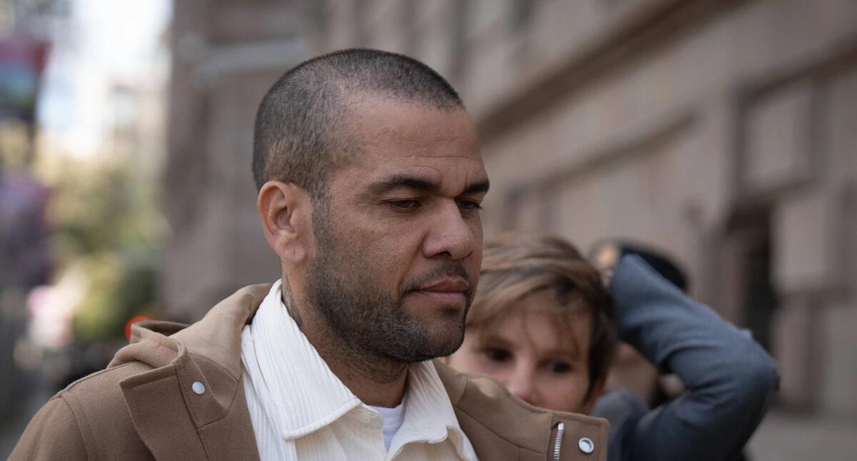 Ο Ντάνι Άλβες αγόρασε ομάδα Γ’ κατηγορίας και ετοιμάζεται να… επιστρέψει thumb