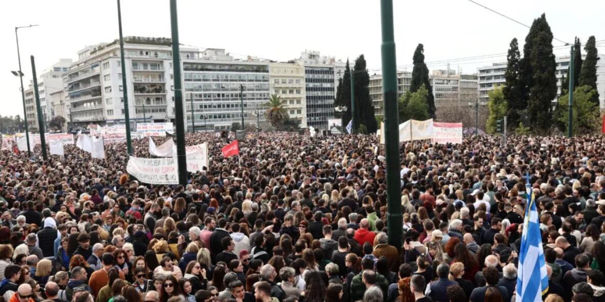 «Δεν έχω οξυγόνο»: Γεμίζουν πλατείες στη μνήμη των θυμάτων των Τεμπών thumb