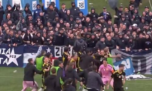 Χαμός: Σημείωσε νικητήριο πέναλτι και πανηγύρισε μπροστά στους οπαδούς της αντίπαλης ομάδας thumb