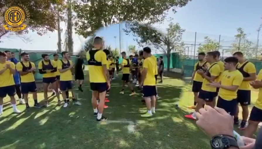 Πρώτα του τραγούδησαν και μετά… ξύλο (video) thumb