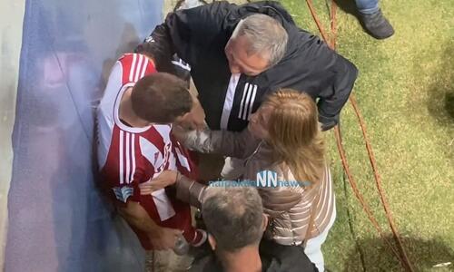 Η μητρική αγκαλιά στον Φορτούνη μετά την επιστροφή του στη δράση thumb