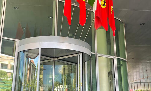 F1: Έτσι μπαίνει στο Μαρανέλο μία σημαία της Ferrari μετά από κάθε νίκη (video) thumb