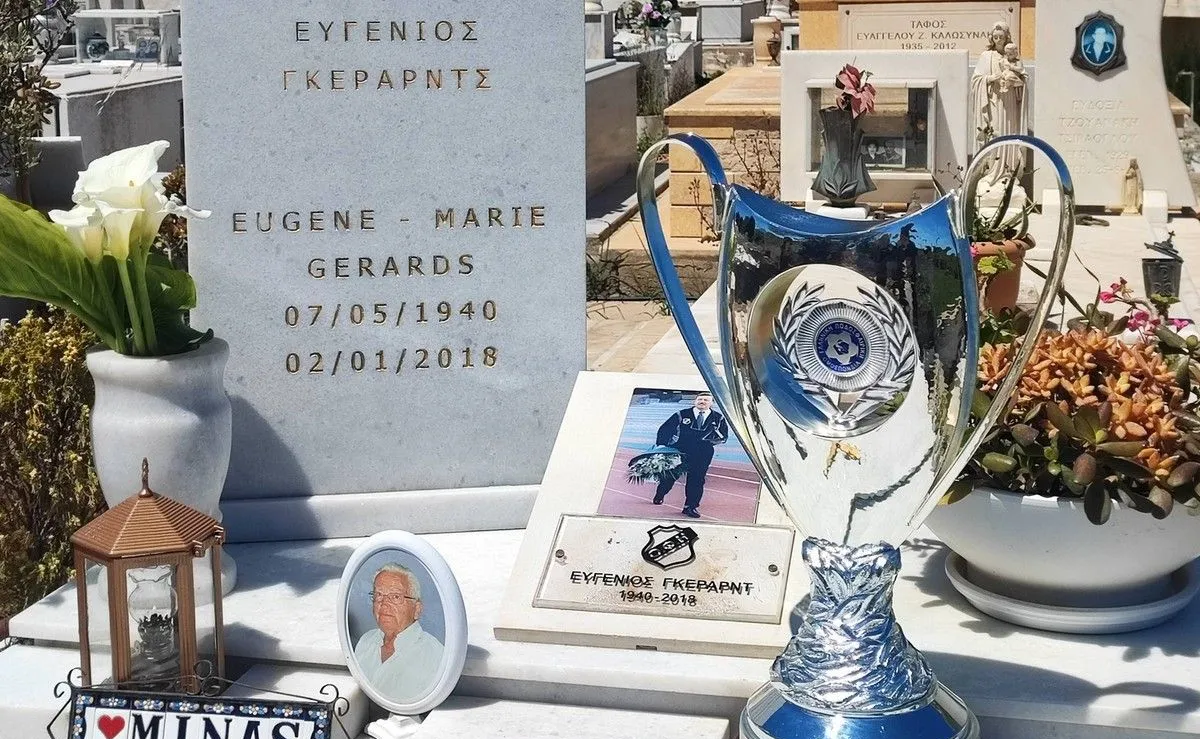 Συγκλονιστική στιγμή: Το τρόπαιο του Κυπέλλου Ελλάδας στον τάφο του Ευγένιου Γκέραρντ thumb
