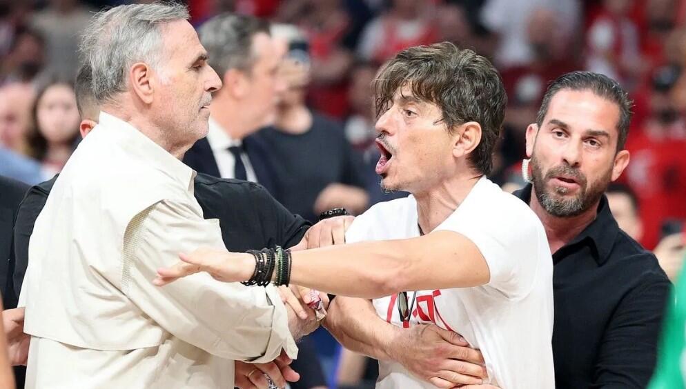 «Προς σύλληψη ο Γιαννακόπουλος» - Ένταση και στους εσωτερικούς χώρους του ΣΕΦ thumb