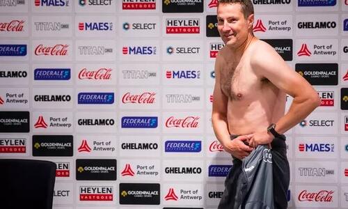 Πήγε γυμνός στη διάσκεψη ο προπονητής της Αντβέρπ! thumb