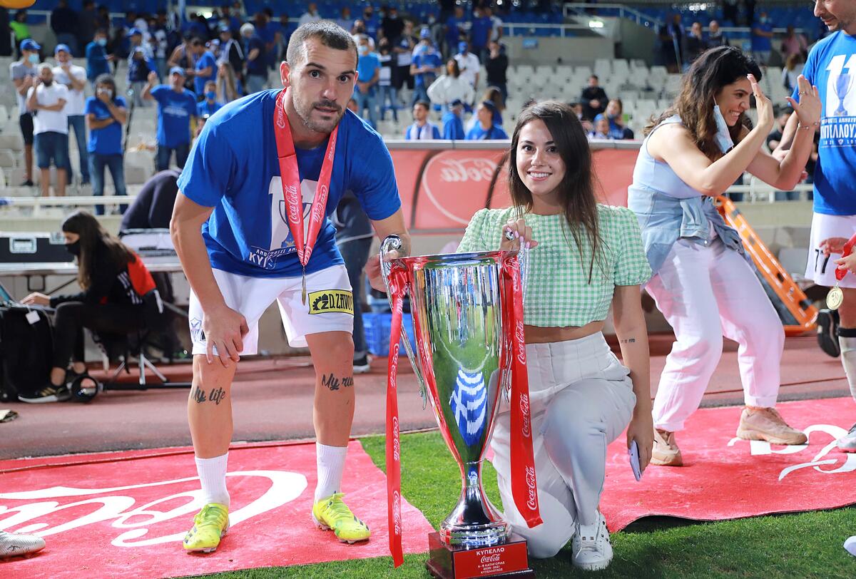 Ο Νίκος είναι 