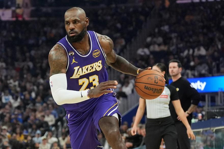 NBA: «Βασιλιάς» ΛεΜπρόν, τα έκανε όλα κόντρα στους Γουόριορς thumb