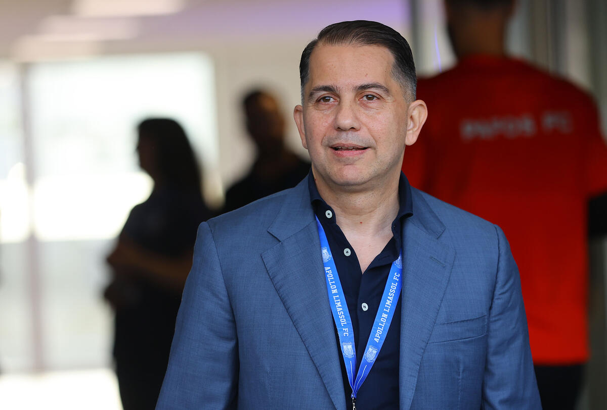 Στο περίμενε για το αίτημα για λεωφορεία ενόψει τελικού thumb