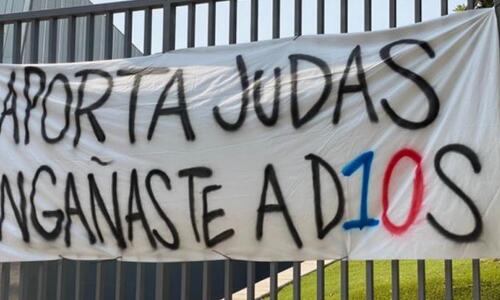 Οργή κατά Λαπόρτα: «Ξεγέλασες τον Θεό, είσαι το τσιράκι του Πέρεθ» (pics) thumb