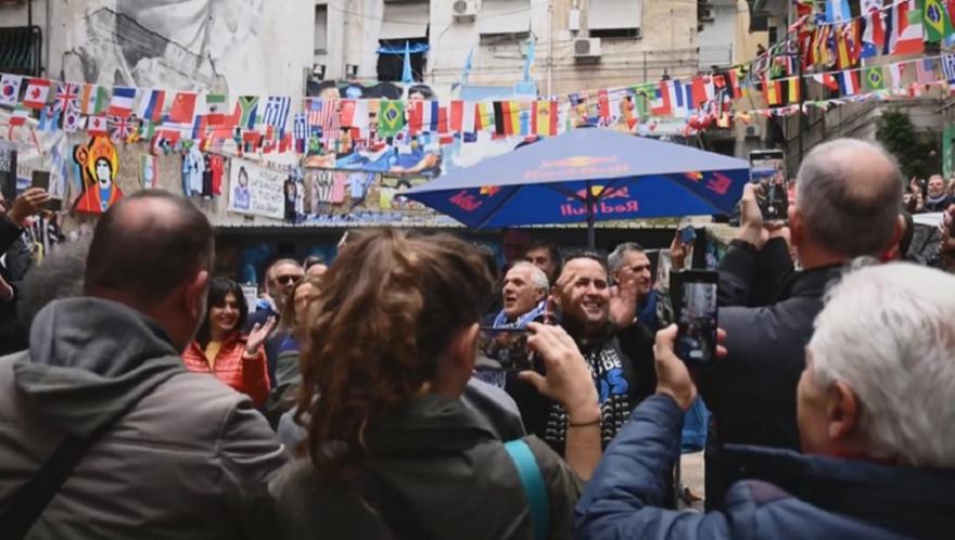 Τρομερό στιγμιότυπο: Τραγούδησαν στη μνήμη του Μαραντόνα thumb