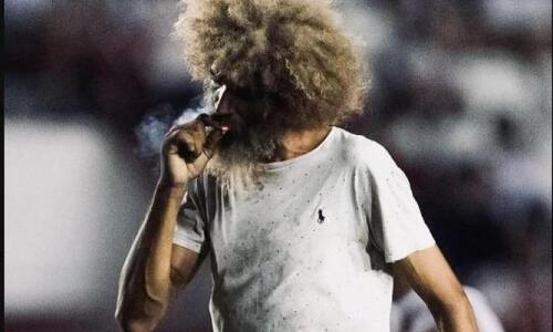 Επικό βίντεο: Οπαδός μπήκε στον αγωνιστικό χώρο την ώρα του αγώνα για να καπνίσει thumb