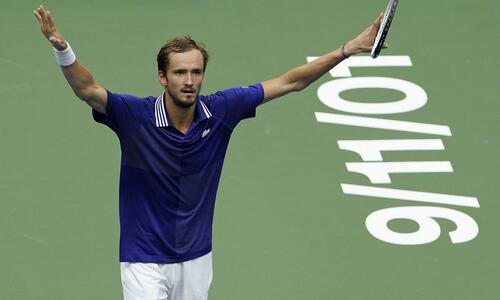 Θριαμβευτής ο Μεντβέντεφ στον τελικό του US Open, διέλυσε τον Τζόκοβιτς 3-0 σετ thumb