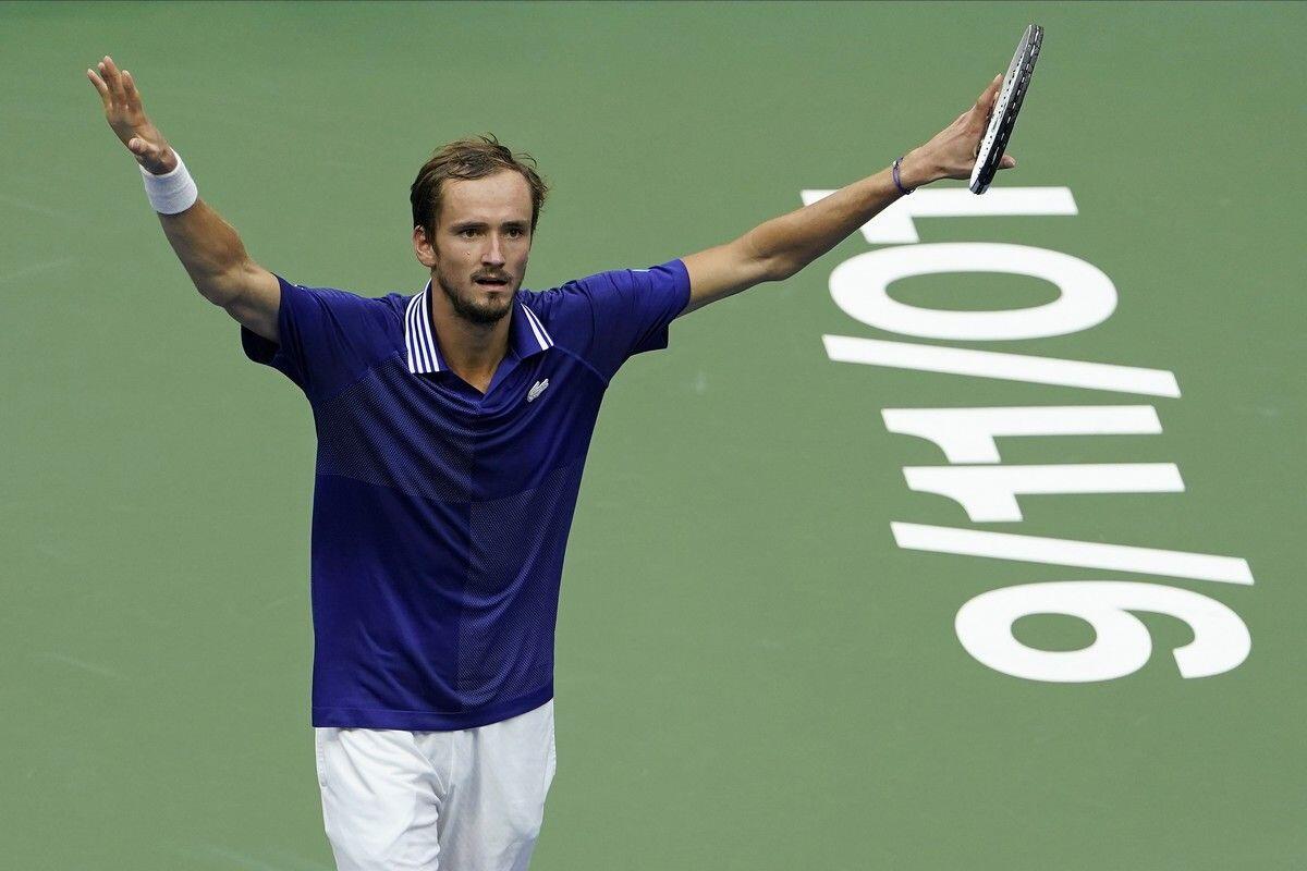 Θριαμβευτής ο Μεντβέντεφ στον τελικό του US Open, διέλυσε τον Τζόκοβιτς 3-0 σετ thumb