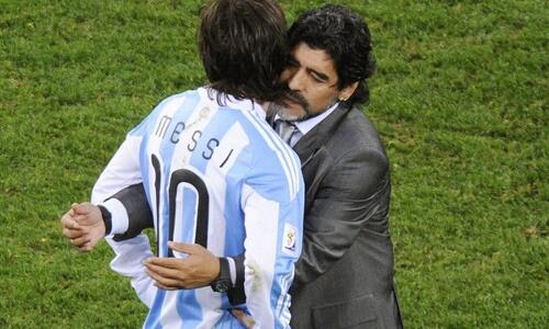 Ο Μαραντόνα χειροκροτεί τον Μέσι! (pic) thumb