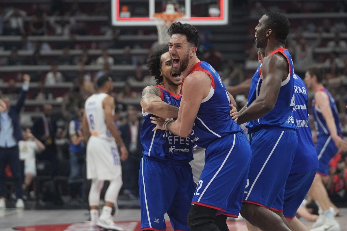 Έριξε στο καναβάτσο την Ρεάλ και έκανε το back-to-back η Εφές! thumb