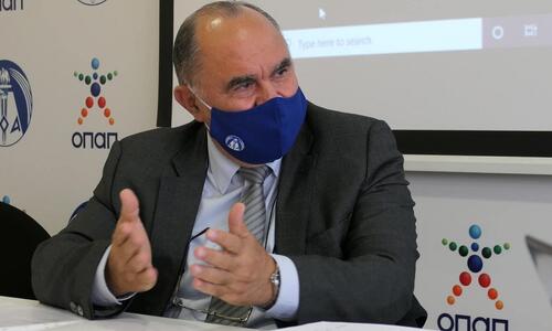 Ο Πρόεδρος του ΚΟΑ βράβευσε τους εθελοντές του Μαραθωνίου Λεμεσού thumb